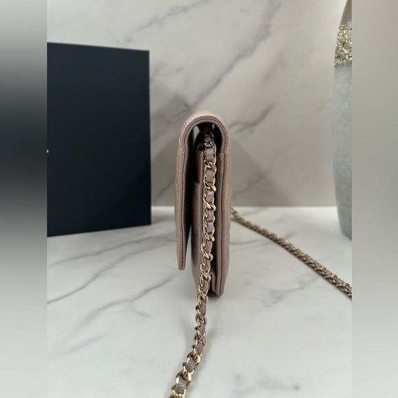 🔥RARE!! CHANEL•Iridescent Caviar Quilted Wallet On Chain - Picture 6 of 10